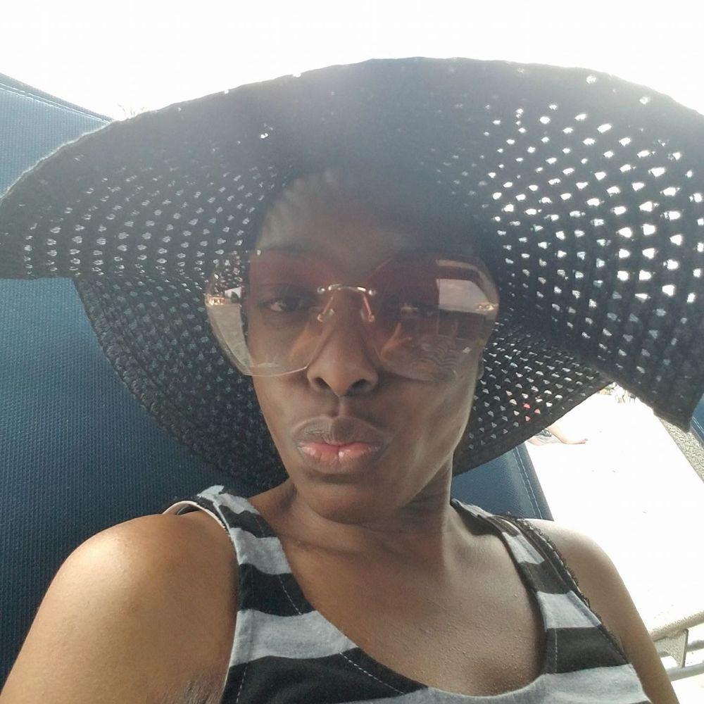Meet your Posher, Estela